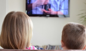 Zdjęcie dzieci siedzą przed telewizorem